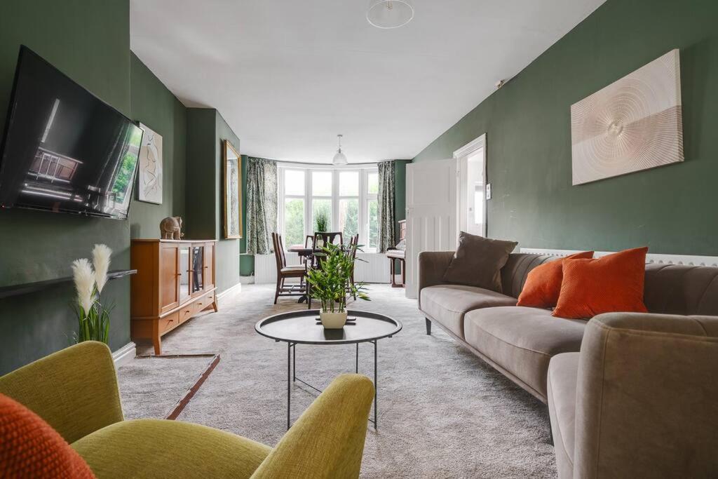 - un salon avec un canapé et une table dans l'établissement Charming 3BD Home Didsbury House, à Manchester