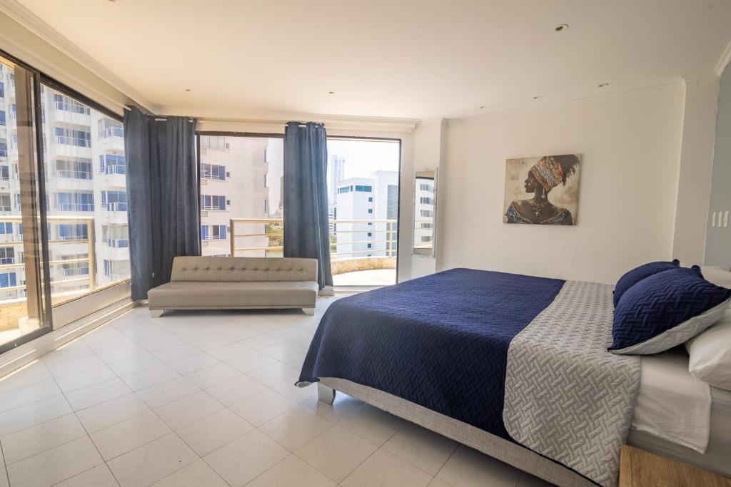1 dormitorio con cama y ventana grande en Apartamento edificio Exelaris, en Cartagena de Indias
