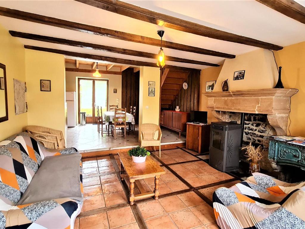 uma sala de estar com sofás e uma lareira em Gîte Méligny-le-Grand, 4 pièces, 6 personnes - FR-1-585-29 