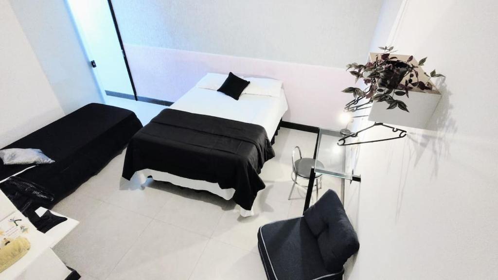 a bedroom with two beds with black sheets at Casa (2) in Diamantina