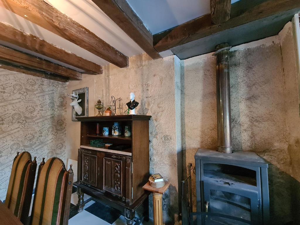 Fotografia z galérie ubytovania Gîte enchanteur avec déco sorciers, piscine, proche forêt et chemins de randonnée, idéal pour familles - FR-1-591-383 v destinácii Chitray