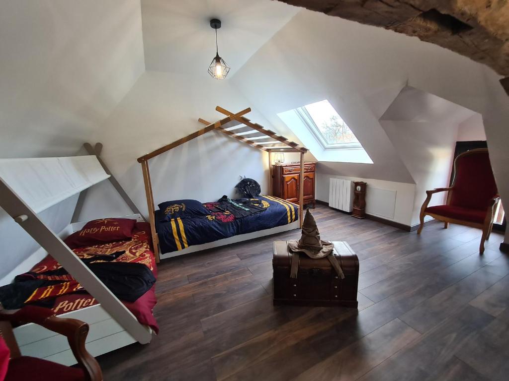Posedenie v ubytovaní Gîte enchanteur avec déco sorciers, piscine, proche forêt et chemins de randonnée, idéal pour familles - FR-1-591-383