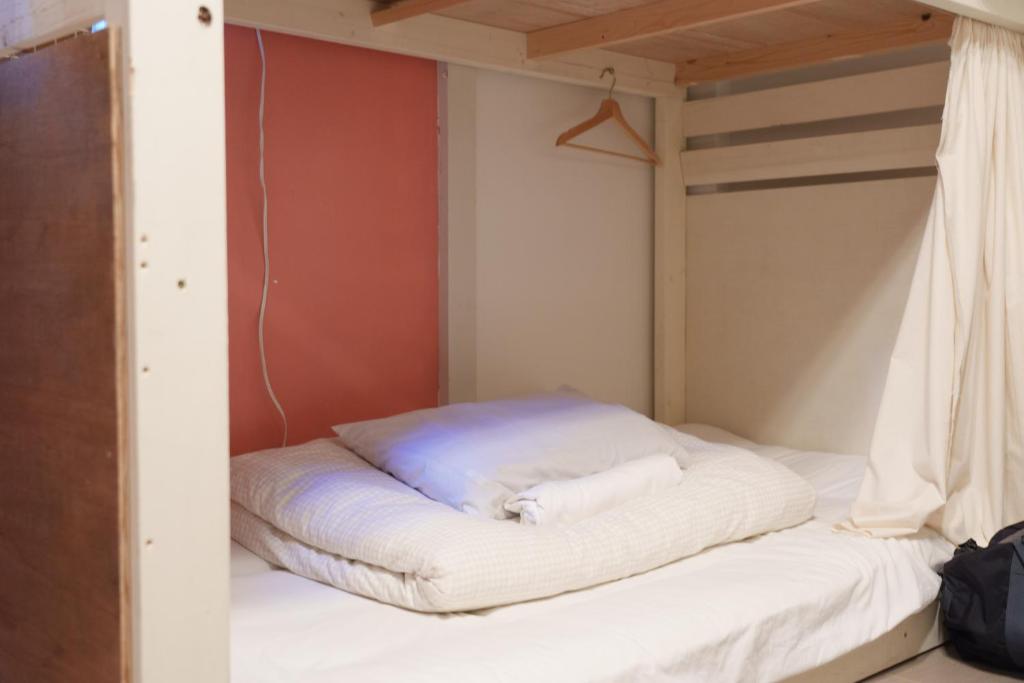 Postel nebo postele na pokoji v ubytování Hostel Ini kobe & Brun donut cafe