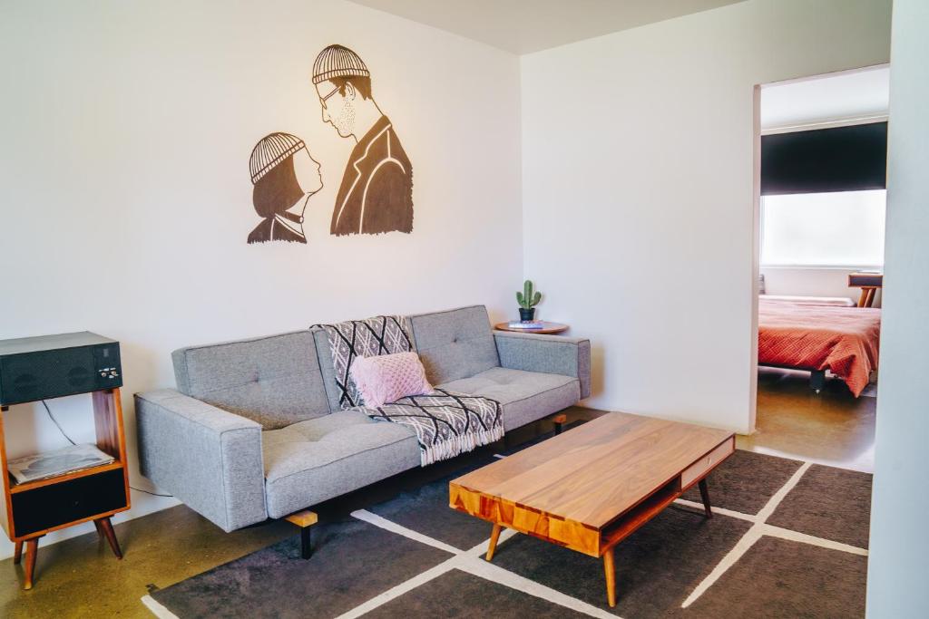 Postel nebo postele na pokoji v ubytování The Pink Hotel Coolangatta