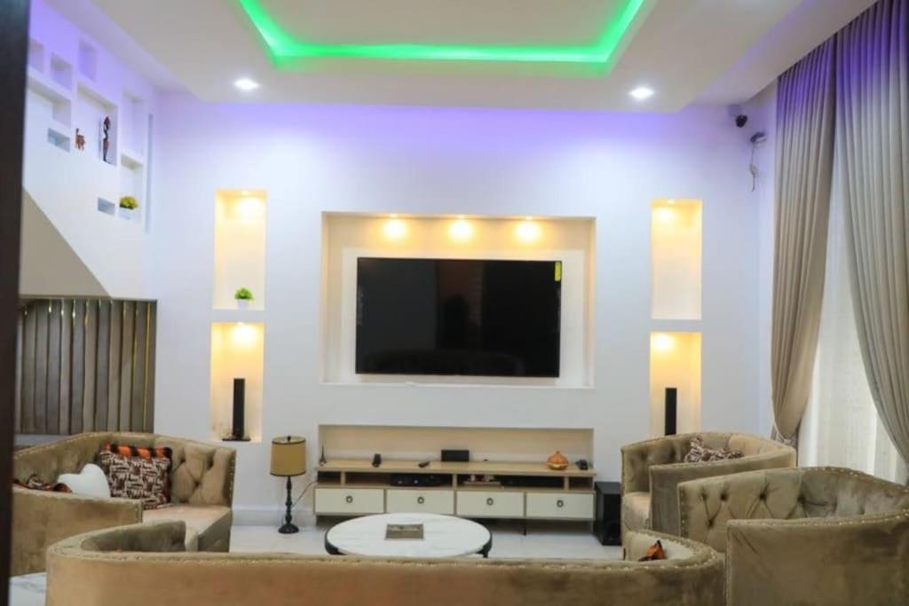 ein Wohnzimmer mit 2 Sofas und einem Flachbild-TV in der Unterkunft Your new home away from home 
