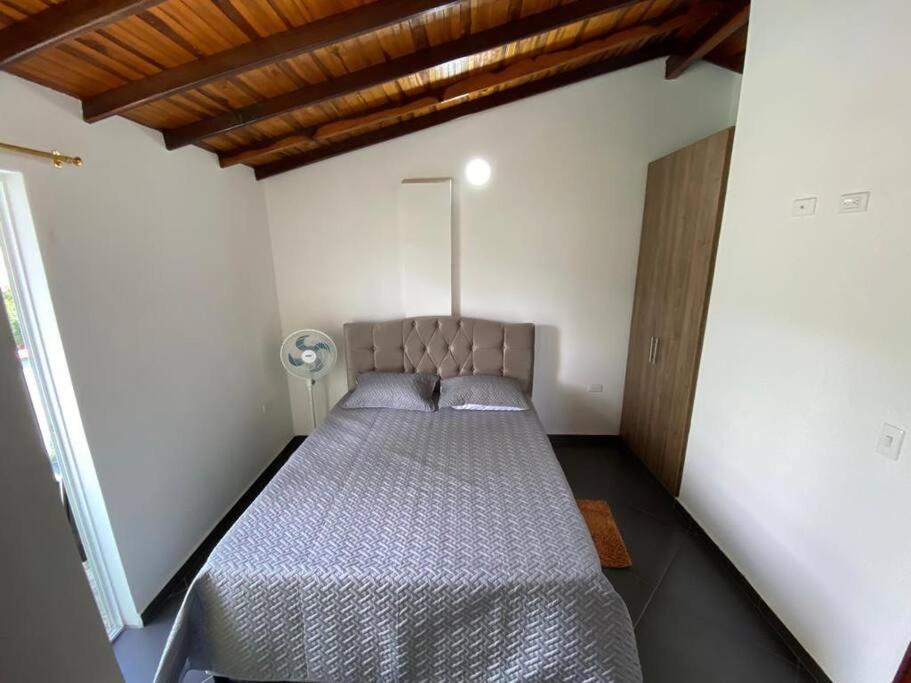 1 dormitorio con 1 cama en la esquina de una habitación en Hermoso Apartamento en San Gil en San Gil