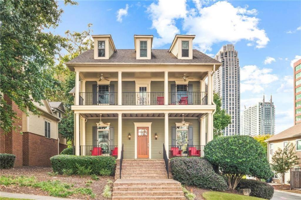 uma casa com uma porta vermelha e uma varanda em Stunning Southern Experience em Atlanta