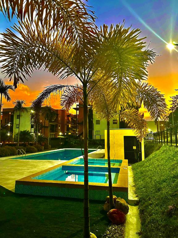 Bazén v ubytování Apartamento Privado Vacacional a 5m del Aeropuerto, 20 minutos del Parque del Cafe y Centro de Armenia con 4 Piscinas, 3 Jacuzzi, Sauna By Molca Xperiences 3H nebo v jeho okolí