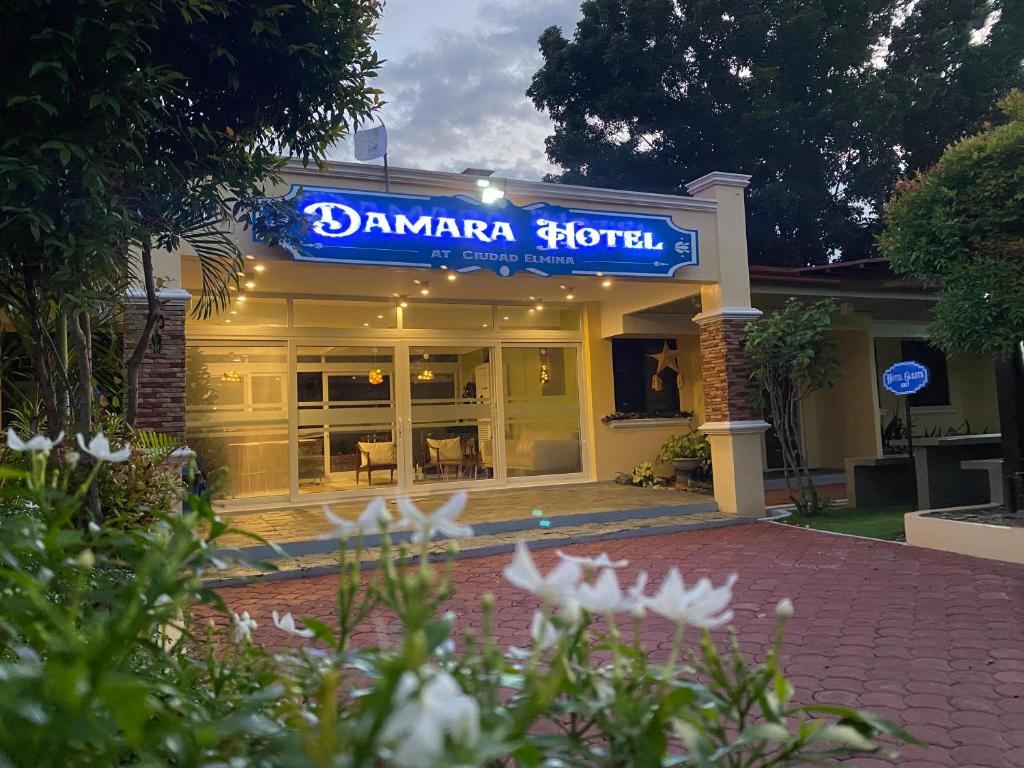 達古潘的住宿－Damara Hotel at Ciudad Elmina，前面有蓝色标志的餐厅