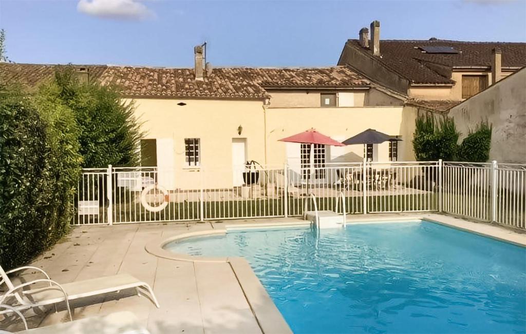 una piscina frente a una casa en Stunning Home In Saussignac With Wi-fi en Saussignac