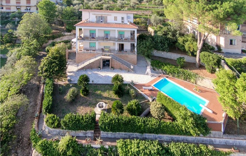 uma vista aérea de uma casa com piscina em Cozy Home In Vallerotonda With Wi-fi em Vallerotonda