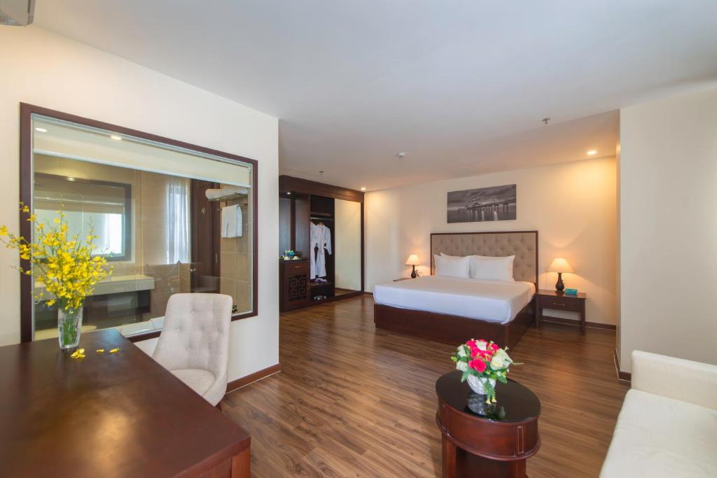 Senior Partial Sea View With Bathtub