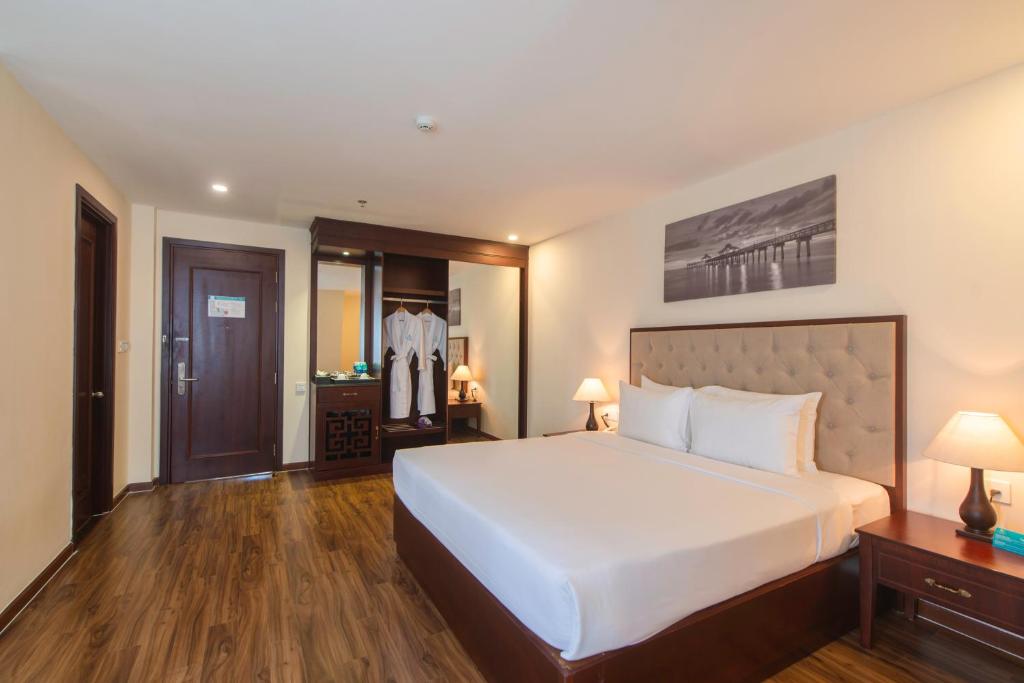 Senior Partial Sea View With Bathtub