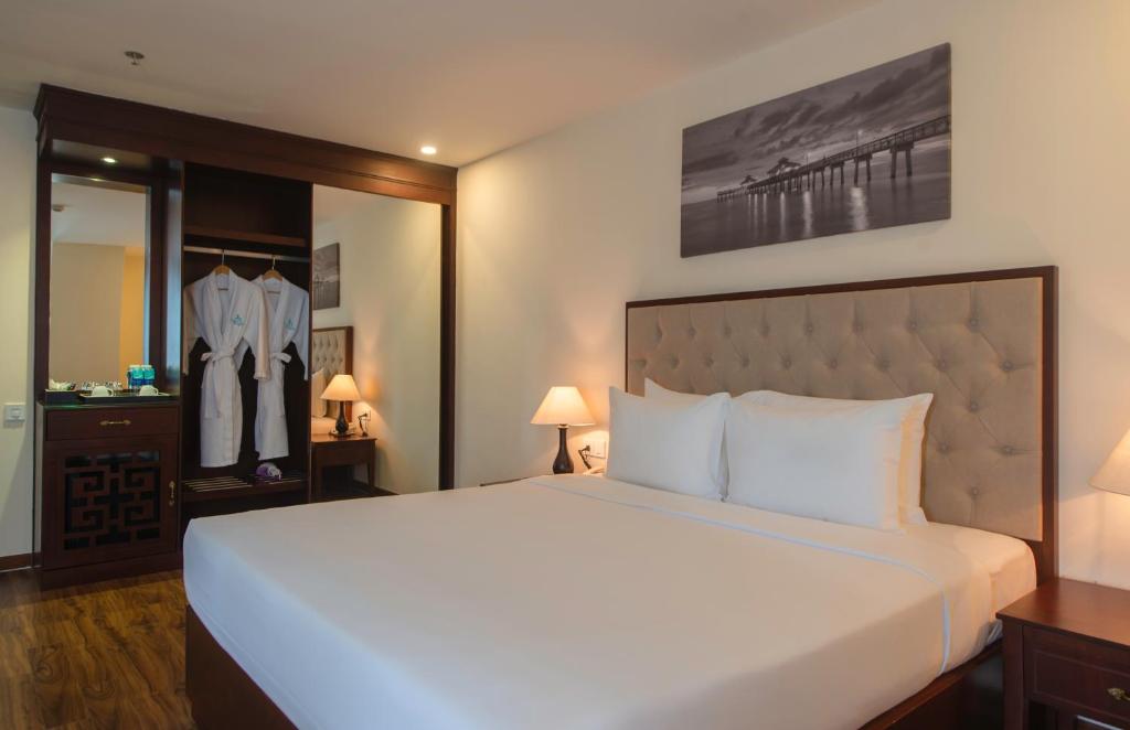 Senior Partial Sea View With Bathtub