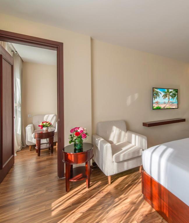 Senior Partial Sea View With Bathtub