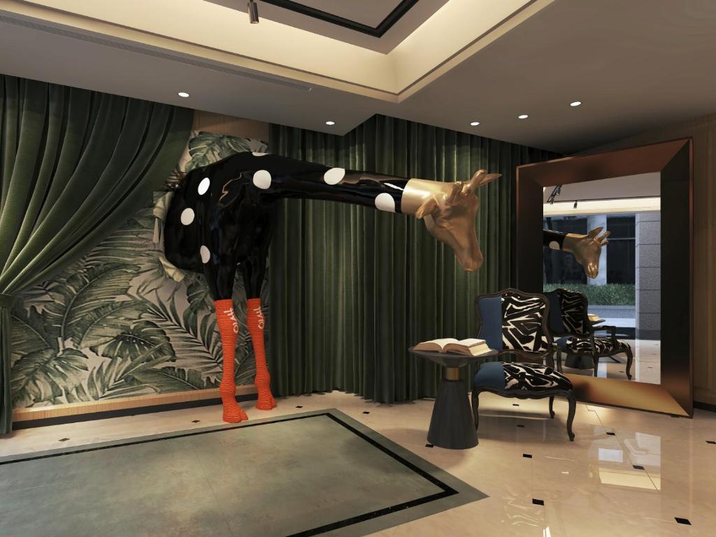 台中的住宿－悅樂旅店- 台中文心，女人在屋子里摆姿势的雕像