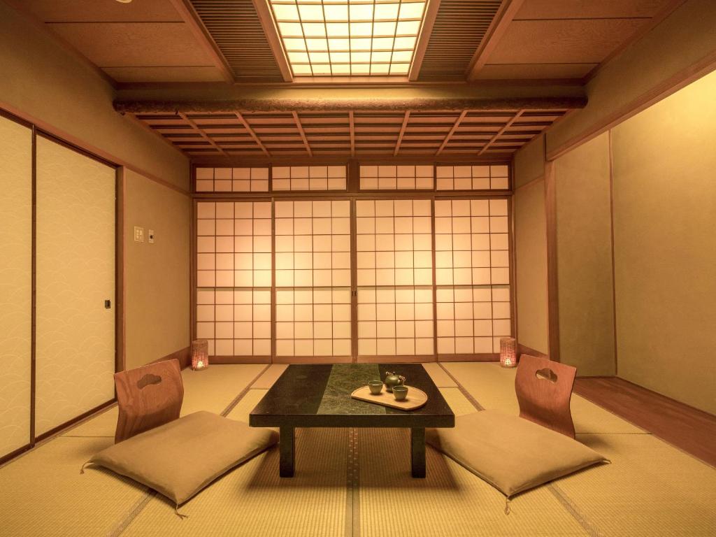 Posezení v ubytování Ooedo Onsen Monogatari Premium Yoshinoya Irokuen