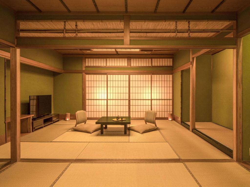 Postel nebo postele na pokoji v ubytování Ooedo Onsen Monogatari Premium Yoshinoya Irokuen
