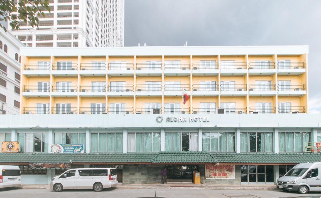 マニラにあるAloha Hotel Roxas Boulevard Manilaの車が停まった建物