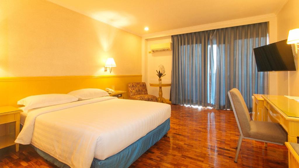 TV a/nebo společenská místnost v ubytování Aloha Hotel Roxas Boulevard Manila