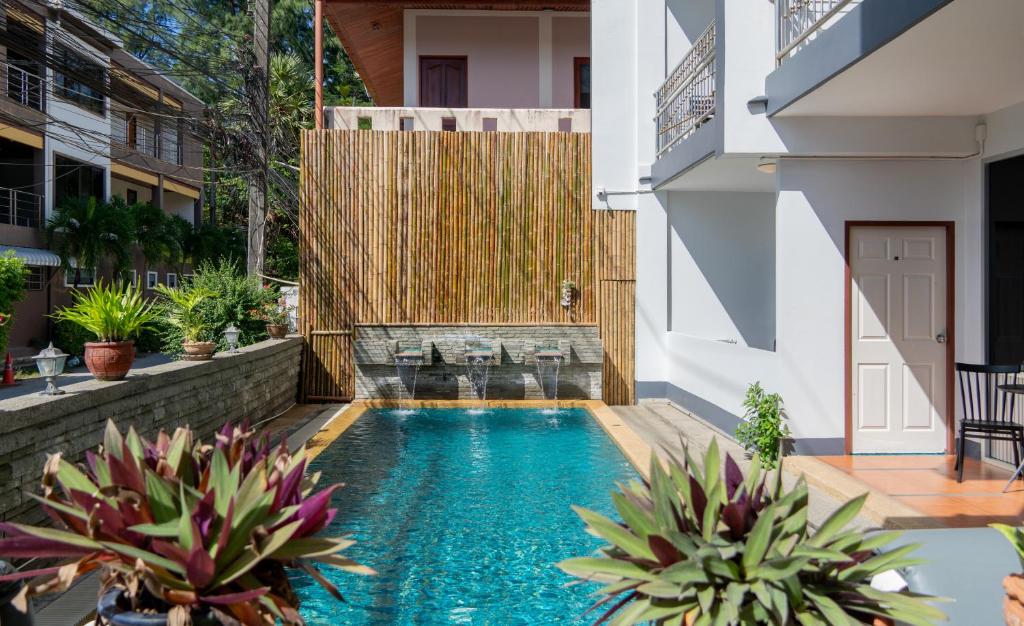 Bazén v ubytování Deng's kamala beach Guesthouse nebo v jeho okolí