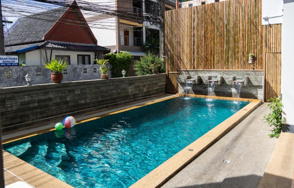 Bazén v ubytování Deng's kamala beach Guesthouse nebo v jeho okolí