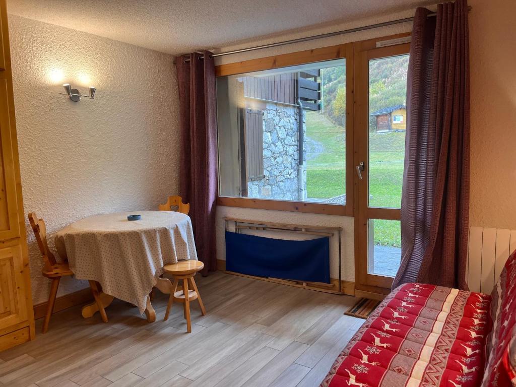 a room with a table and a window and a bed at Appartement Méribel, 2 pièces, 4 personnes - FR-1-355-246 in Les Allues