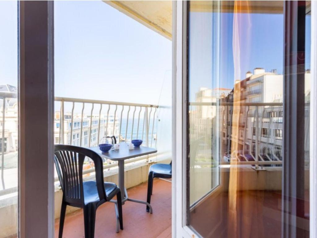 d'un balcon avec une table et une chaise. dans l'établissement Studio central avec balcon à Biarritz - FR-1-3-597, à Biarritz