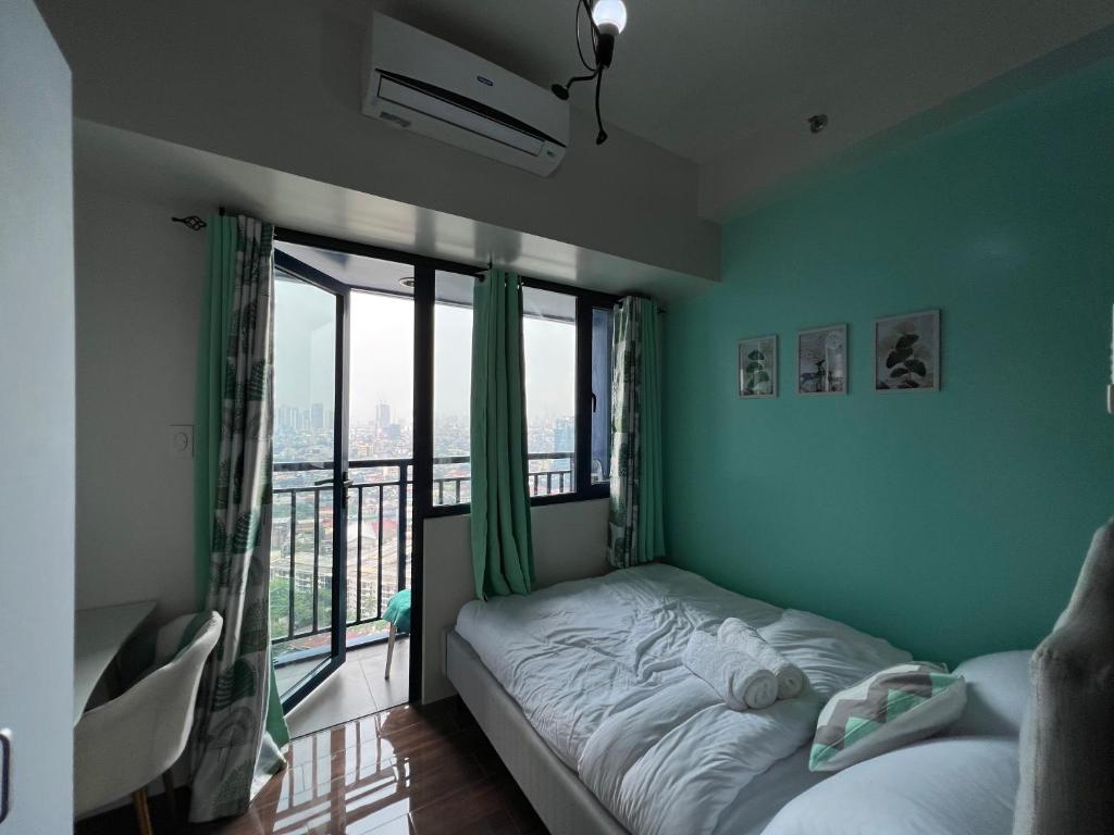 Cozy Condo Apartment in Makati / Manila with mall, restaurants, groceries, pool, netflix, disney+ and more في مانيلا: غرفة نوم بسرير ونافذة كبيرة