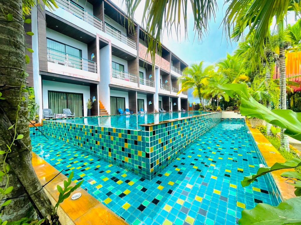 Swimmingpoolen hos eller tæt på Rimnatee Resort Trang