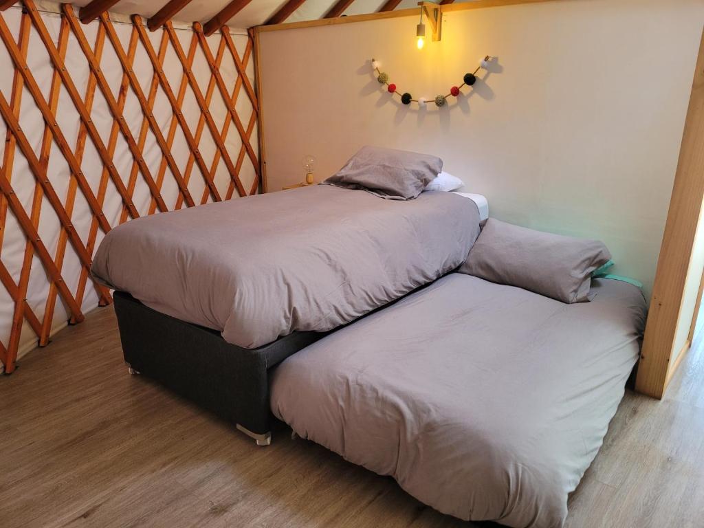 Postel nebo postele na pokoji v ubytování Cabaña en Achibueno con hot tub privado y vista al río