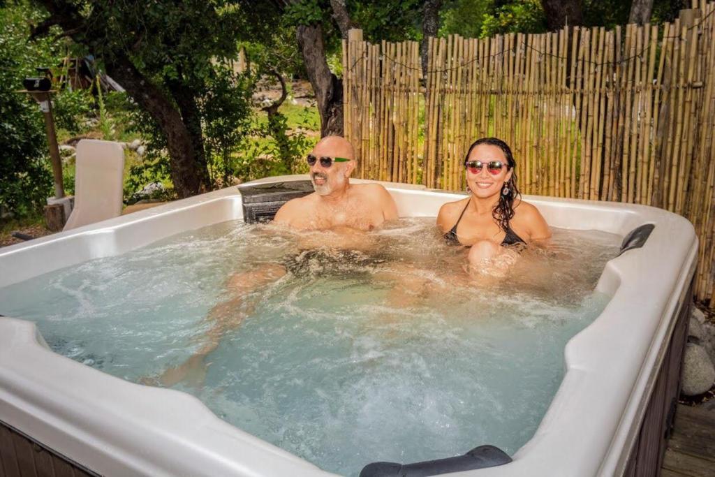 Hosté ubytování Cabaña en Achibueno con hot tub privado y vista al río