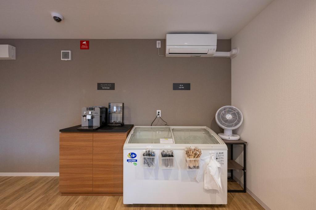 Příslušenství pro přípravu čaje a kávy v ubytování HOTEL R9 The Yard Tsuchiura