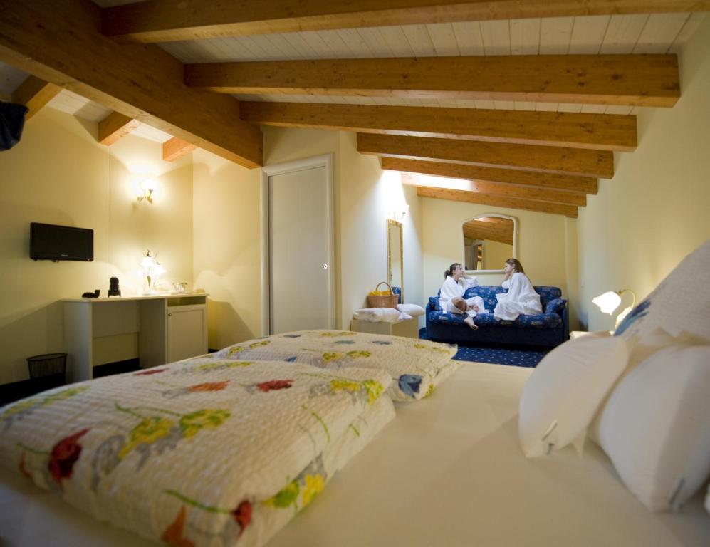 Postel nebo postele na pokoji v ubytování Borgo dei Poeti Romantik Hotel