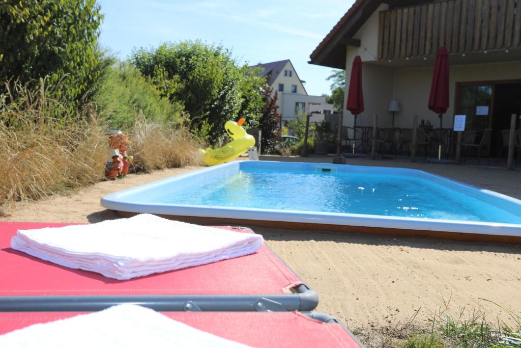 una piscina con un juguete frente a una casa en "Campingplatz Altjessen 57" en Pirna