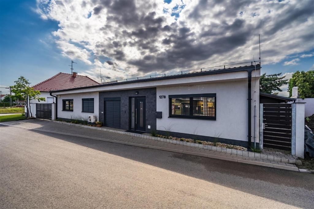 Budova, kde se aparthotel nachází