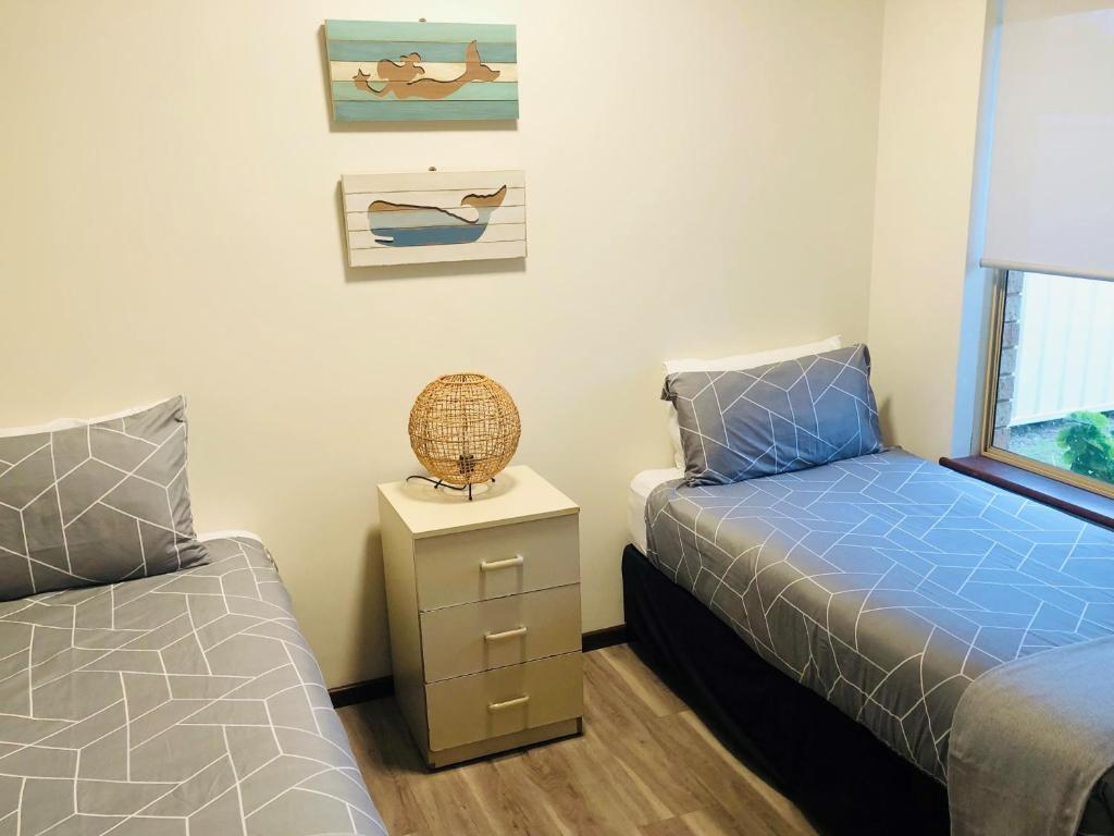 Postel nebo postele na pokoji v ubytování API Busselton Seaside Escape Apartments