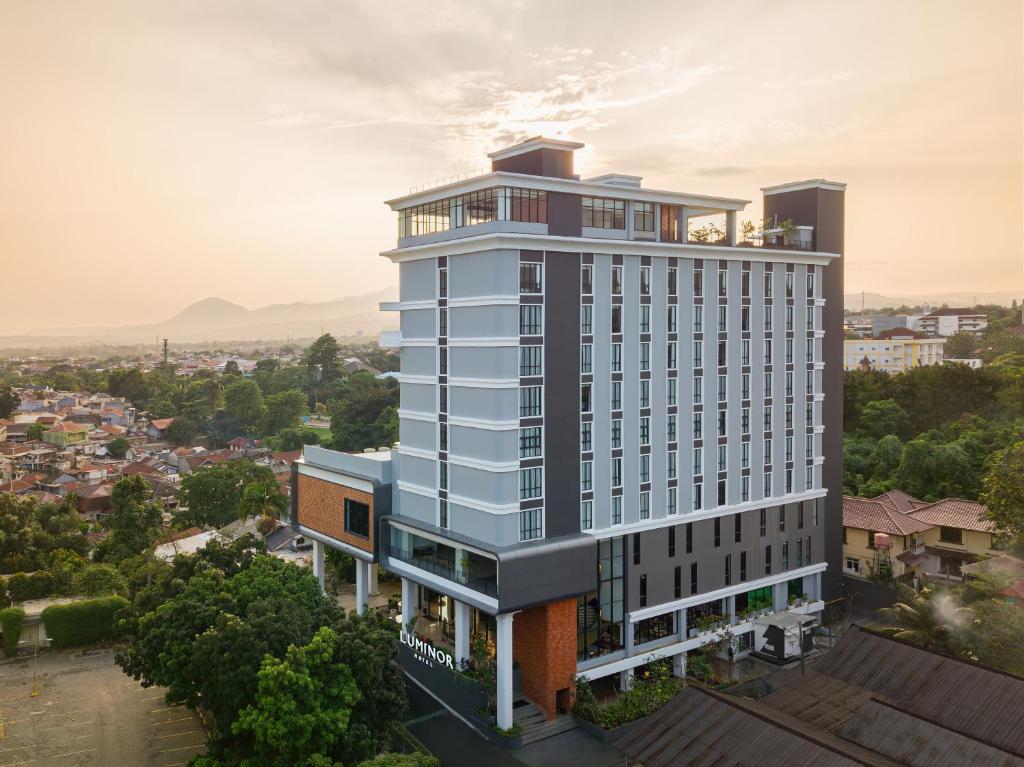 een architectonische weergave van een hoog gebouw bij Luminor Hotel Padjadjaran Bogor by WH in Bogor