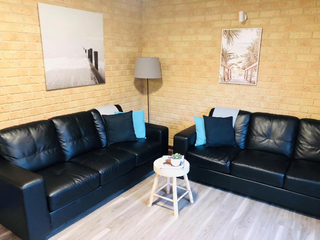 Posezení v ubytování API Busselton Seaside Escape Apartments