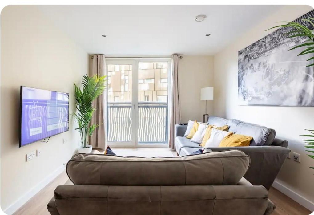 - un salon avec un canapé et une fenêtre dans l'établissement Luxury Central London Apartment, à Londres
