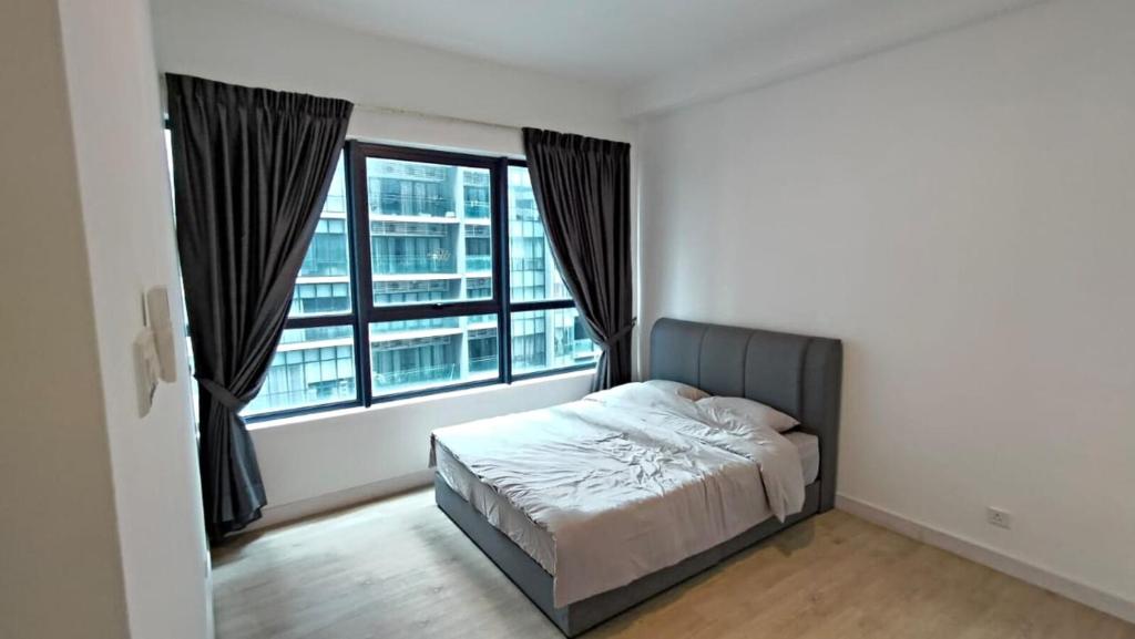 ein Schlafzimmer mit einem Bett und einem großen Fenster in der Unterkunft Homestay Ampang - Arte Plus at Jalan Ampang in Kuala Lumpur