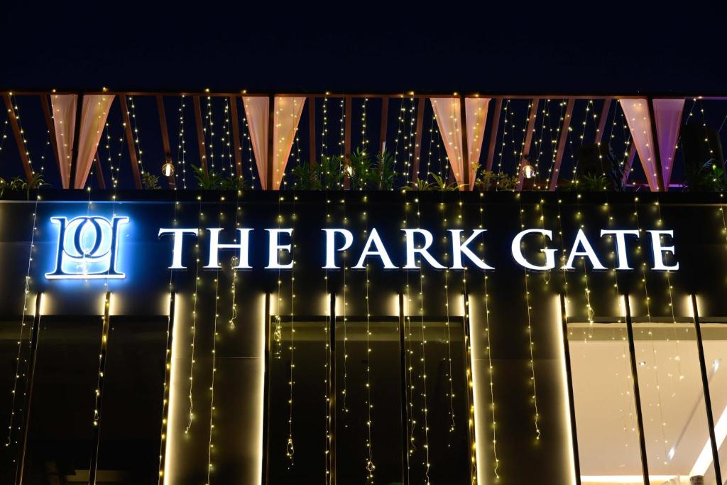 een bord dat 's nachts de parkpoort leest bij THE PARK GATE in Mohali