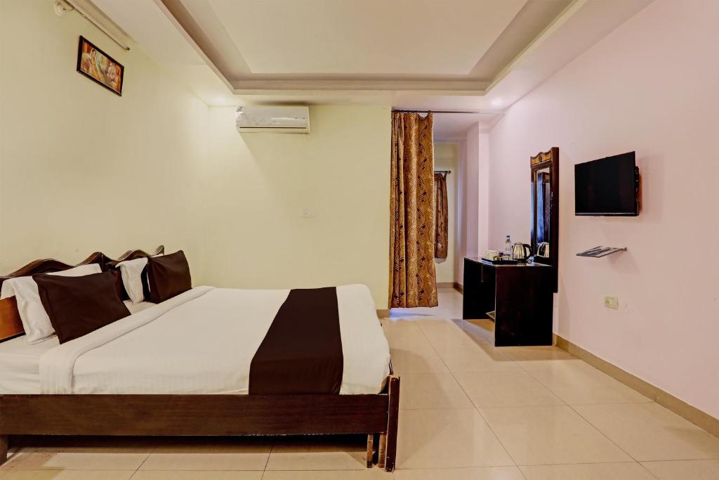 - une chambre avec un lit et une télévision dans l'établissement OYO Ritesh Grand, à Hyderabad