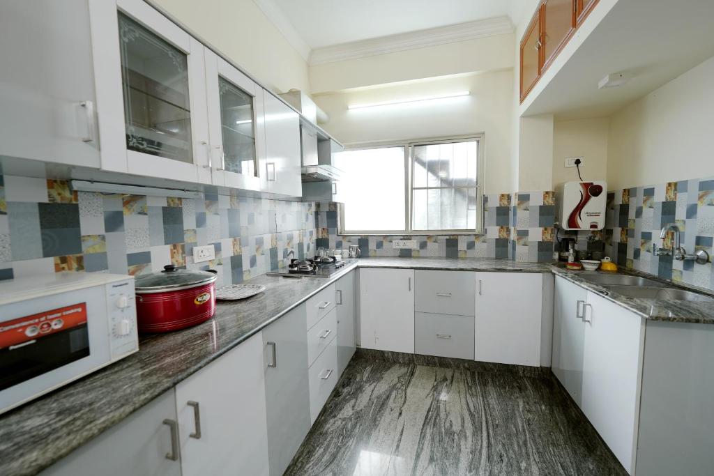 Kuchyň nebo kuchyňský kout v ubytování Metropolitan Serviced Villa