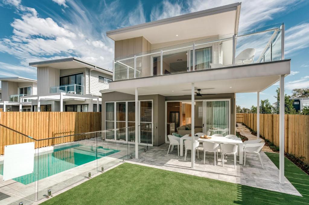 una imagen de una casa con piscina en Essence Peregian Beach Resort - Saltbush 5 Bedroom Luxury Home with Private Pool, en Peregian Beach