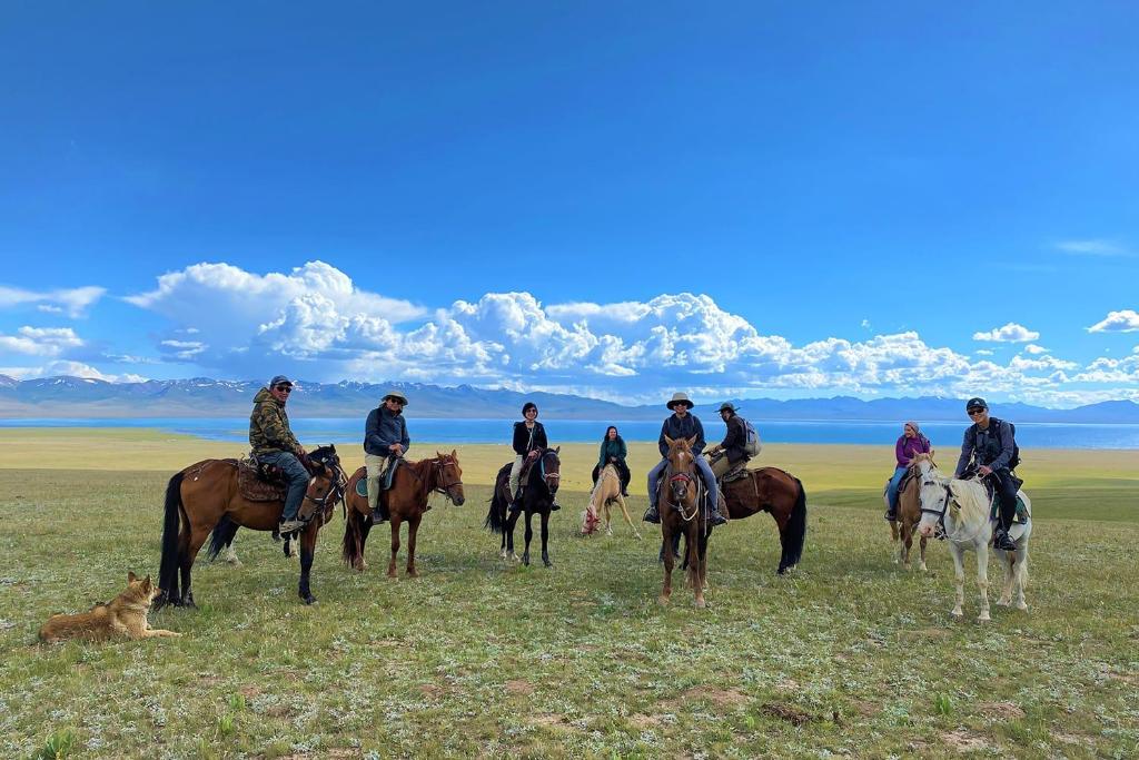 un groupe de personnes à cheval dans un champ dans l'établissement Tynym Yurt Camp Kilemche, à Bagysh