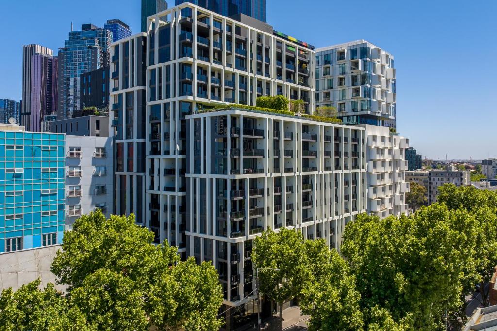 een weergave van een hoog gebouw in een stad bij The Eminence Apartments by CLLIX in Melbourne