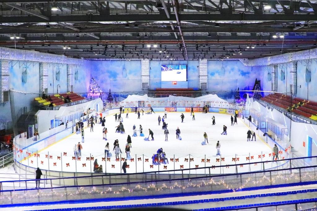 YakkasarayにあるNext hotel Tashkentの競技場のアイススケート場