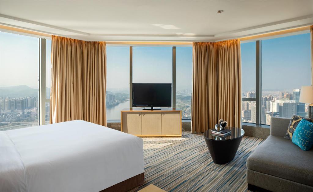 TV a/nebo společenská místnost v ubytování Renaissance Huizhou Hotel