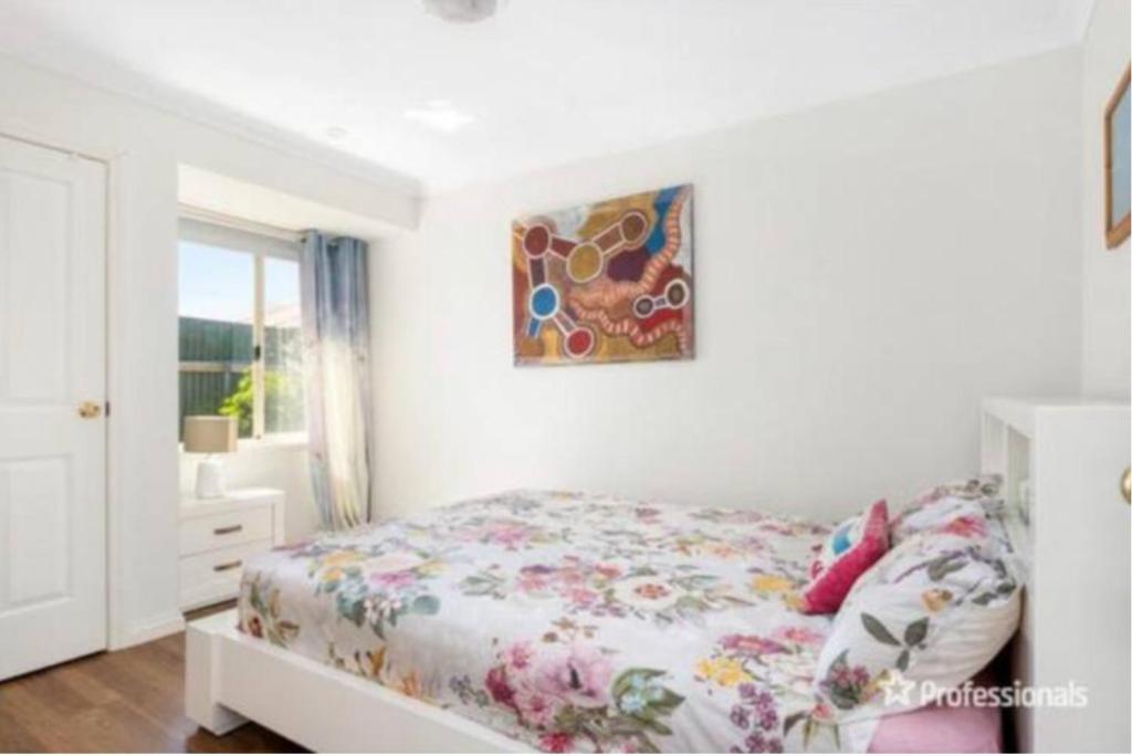 ein Schlafzimmer mit einem Bett und einem Wandgemälde in der Unterkunft Somerville Secure Accommodation in Kalgoorlie